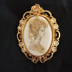 Gorgeous 1960's gold tone with rhinestone broch.